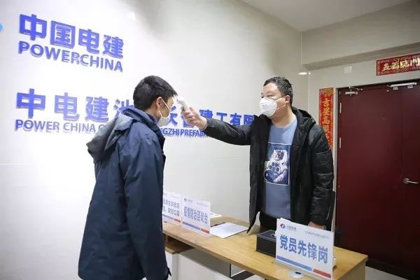永遠(yuǎn)沖鋒在前，我們的抗疫答卷.jpg